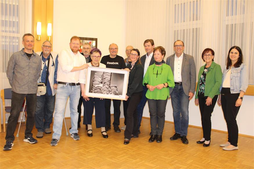 Bei der Ausstellungseröffnung.Roman Buzanich, Peter Zeitler, Manuel Hummer, Nikolaus Baumgartner, Helene Wukovits, Josef Schitkovits, Robert Wessely, Klara Jonas, Bürgermeister Johann Heisz, Charlotte Weber, Vizebürgermeister Nikolaus Dominkovits und die Stadträtinnen Gerlinde Heger und Eva Maria Kneisz.