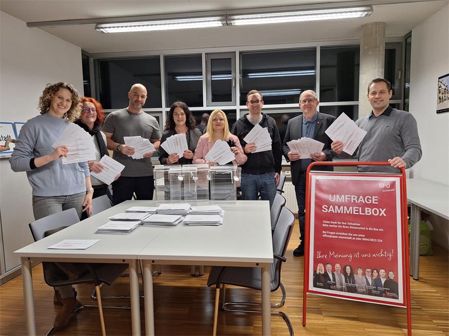 Bei der Auszählung: Bianca Ösze von der SPÖ, Elfi Koch von den Grünen, SPÖ-Klubobmann Christoph Fertl, SPÖ-Vizebürgermeisterin Charlotte Toth-Kanyak, SPÖ-Gemeinderätin Elke Riener, Gemeinderat Christoph Kainz, der ehemalige FPÖ-Gemeinderat Matthias Hahnekamp sowie SPÖ-Gemeinderat Markus Rauchbauer (v.l.n.r.).