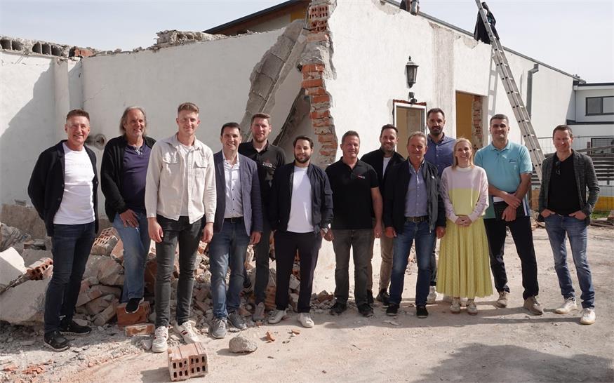 Bei der Baustellenbesichtigung. Wolfgang Lehrner, Harald Neumann, Wolfgang Lehrner jun., Thomas Wilfinger, Keven Nadlinger, Christian Jindra, Thomas Theuerweckl, Manuel und Hans Emmer, Patrick und Miriam Perkovits sowie Martin Pallesch und Ronald Reumann.