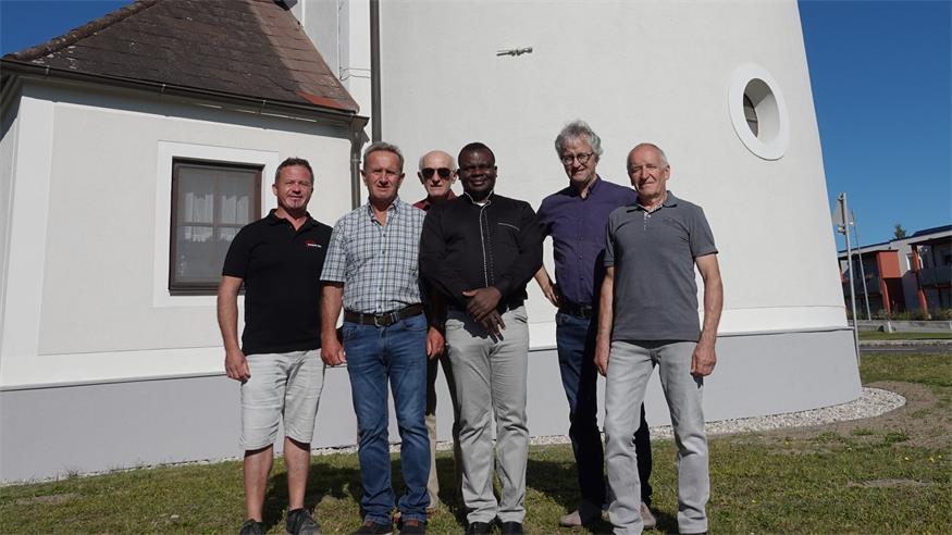 Bei der Begutachtung des neuen Sockels. Kompakt Bau-Bauleiter Thomas Theuerweckl, Kompakt Bau-Seniorchef Hans Emmer, Johann Renner, Pfarrer Basil Ikechukuwu Obiekii, Diözese Eisenstadt-Bautechniker Thomas Pavicsits und Gottfried Renner vom Pfarrgemeinderat.