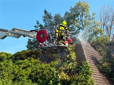 Bei der Brandbekämpfung waren auch Teleskopmastbühnen zum Einsatz gekommen.