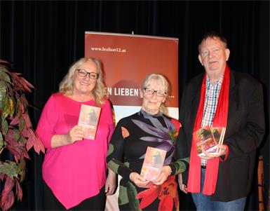 Bei der Buchpräsentation. Autorin Jutta Treiber (M.) mit Eva Hillinger und Verlagsleiter Horst Horvath von der edition lex liszt 12.