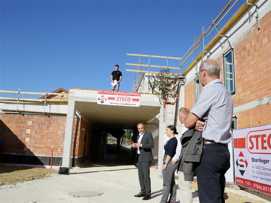 Pflegezentrum feiert Dachgleiche Bei der Dachgleiche durfte natürlich auch der traditionelle Spruch für eine guten unfallfreien Bauverlauf nicht fehlen.