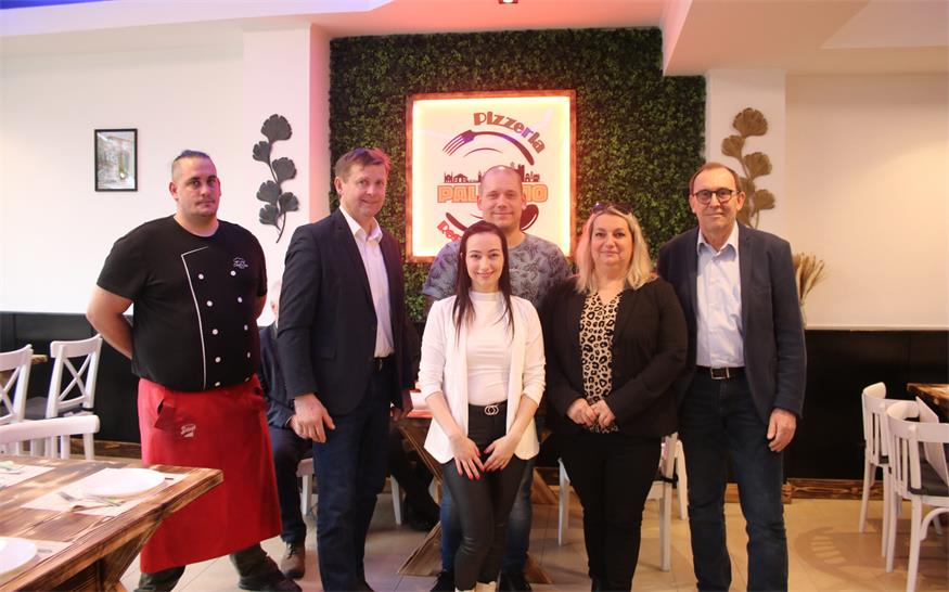 Bei der Eröffnung. Koch Lajos Sàrai, Bürgermeister Hannes Heisz, Klaudia Soós-Sárai, Bàlint Soòs, Csilla Sárainé und Vizebürgermeister Nikolaus Dominkovits.