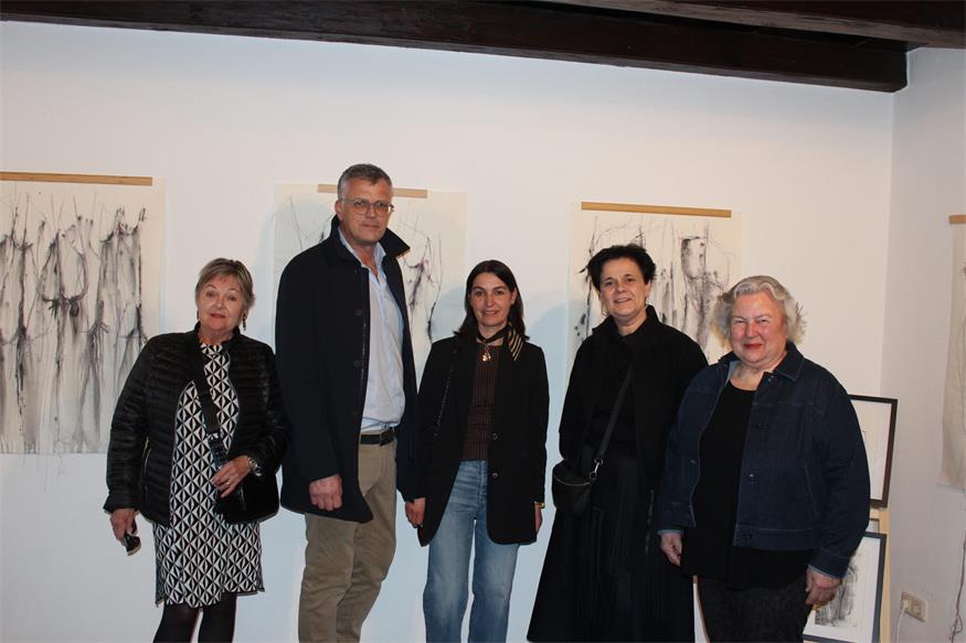 Bei der Eröffnung der Osterausstellung in der Galerie Trudica Domnanovich: Christine Landauer, Walter Rathmanner, Monja Rathmanner, Künstlerin Angelika Ahmed-Schedl und Galeristin Trudica Domnanovich.