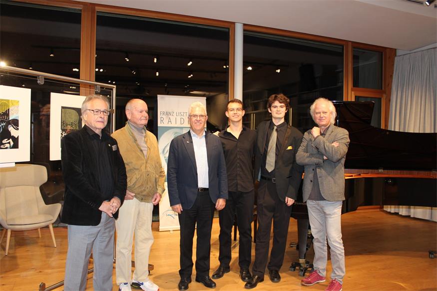Bei der Eröffnung der Scherenschnittausstellung „Franz Liszt Zyklus“ in der Liszt-Bibliothek Raiding: Manfred Fuchs, Günter Unger, Walter Burian, Mert Hakan Seker, Jack Augustin Dauner und Johannes Kutrowatz.