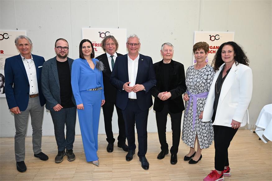 Bei der Eröffnung der Sonderausstellung „19 Gesichter“ in der Rathausgalerie: Bürgermeister Thomas Steiner (Mitte) mit Landtagspräsidentin Astrid Eisenkopf (3.v.l.), dem 1. Vizebürgermeister Istvan Deli (2.v.l.), die 2. Vizebürgermeisterin Charlotte Toth-Kanyak (r.) und Waldtraud Bachmaier, der Obfrau des Ausschusses für Kultur und Tourismus, sowie drei der „19 Gesichter“ – Walter Reicher (l.), Robert Müntz (4.v.l.) und Wolfgang Lentsch (3.v.r.). 