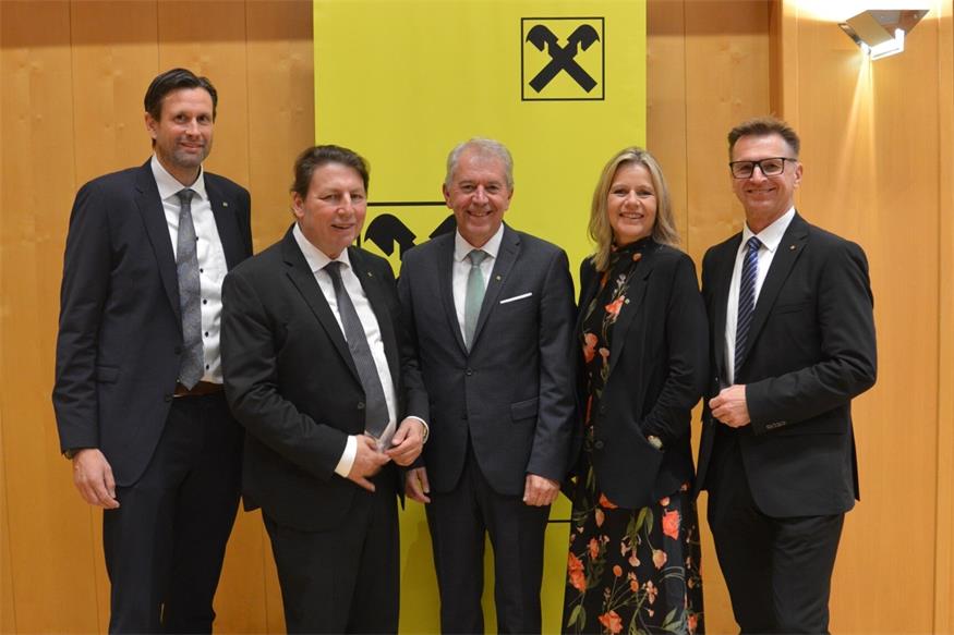 Bei der Generalversammlung (v.l.): Vorstandsdirektor Matthias Trost, Generaldirektor Rudolf Könighofer, Aufsichtsratsvorsitzender Erwin Tinhof, Generaldirektor-Stellvertreterin Eva Fugger, Vorstandsdirektor Rudolf Suttner.