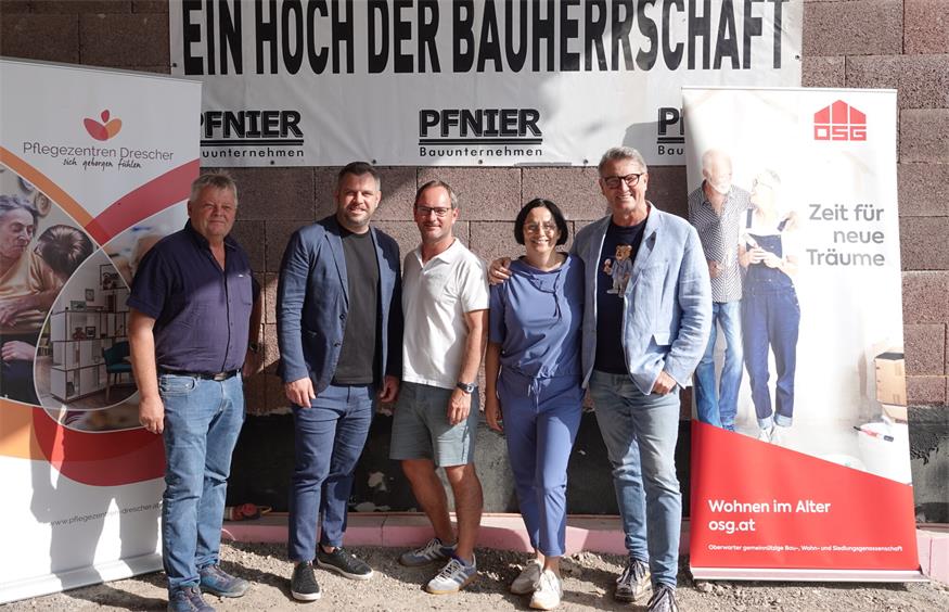 Bei der Gleichenfeier. OSG-Projektleiter Andreas Fressner, Pflegezentren Drescher-Geschäftsführer Franz Drescher, Bürgermeister Markus Landauer, Amtsleiterin Elisabeth Ackerler und OSG-Obmann Alfred Kollar.