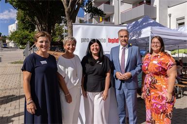 Bei der Jubiläumsfeier des pro mente Hauses in Mattersburg: pro mente Burgenland Obfrau und Geschäftsführerin Eva Blagusz, Landtagsabgeordnete Bürgermeisterin Claudia Schlager, pro mente Burgenland Geschäftsführerin Katrin Striok, Landesrat Leonhard Schneemann, Jasmin Tinhof, Standortleitung Mattersburg (v.l.).