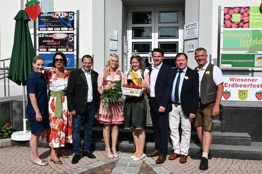 Bei der Krönung am Wiesener Erdbeerfest am 31. Mai: Die allererste Österreichische Erdbeerkönigin Bettina Dorfer-Pauschenwein, Tourismus-Obfrau Anita Treitl, Andreas Wirth (Präsident der Wirtschaftskammer Burgenland), die Erdbeerprinzessin Lara, die Erdbeerkönigin Ines I., ÖVP-Nationalrat Christian Zarits, Bürgermeister Matthias Weghofer (ÖVP) und Vizebürgermeister Christoph Ramhofer (ÖVP). 