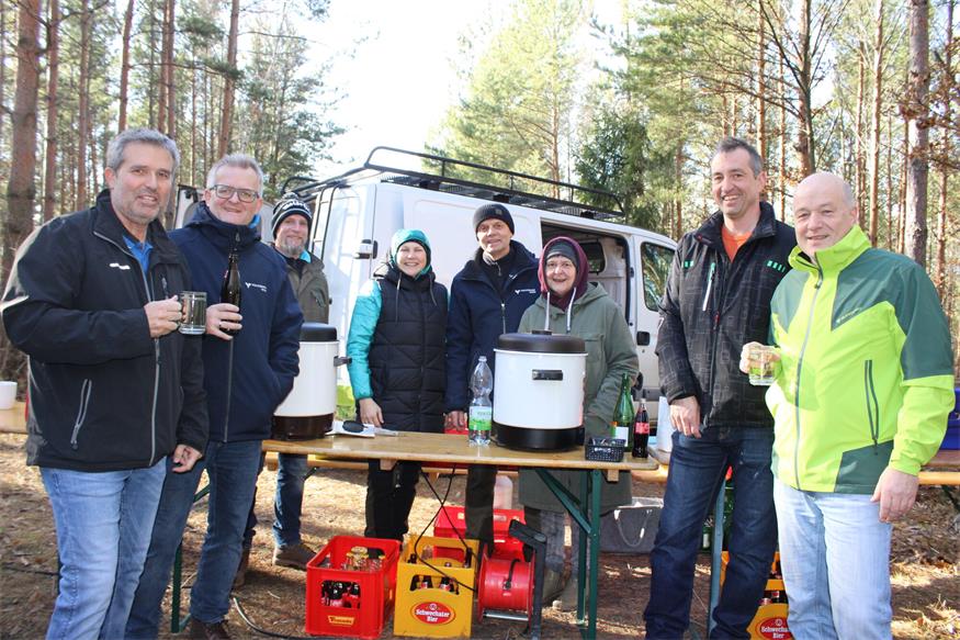 Bei der Labestation. Bürgermeister Ewald Bürger, ÖVP-Gemeindeparteiobmann Robert Bürger, Michael Sitkovits, Michaela Schlögl, ÖVP-Ortsobmann Rudolf Schlögl, Gerti Pessenlehner, Daniel Schlögl und Josef Weber.