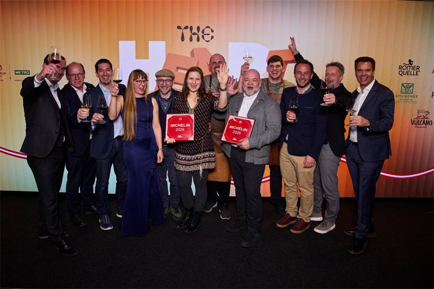 Bei der MICHELIN-Guide-Verleihung (v.l.): Herbert Oschep, Andreas Liegenfeld, Christian Zechmeister, Jacqueline Tappauf, Philipp und Cathrin Kroboth, Hannes Tschida, Thomas Fuchs, Michael Tschida, Georg Prieler, Kurt Kaiser und Didi Tunkel.