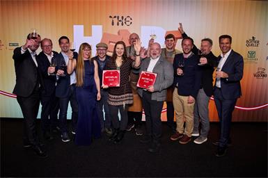 Bei der MICHELIN-Guide-Verleihung (v.l.): Herbert Oschep, Andreas Liegenfeld, Christian Zechmeister, Jacqueline Tappauf, Philipp und Cathrin Kroboth, Hannes Tschida, Thomas Fuchs, Michael Tschida, Georg Prieler, Kurt Kaiser und Didi Tunkel.