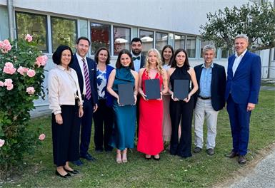 Bei der Maturafeier. Christina Neubauer, Direktor Markus Neuhold, Andrea Kerstinger, Paulina Reumann, Benjamin Skolik, Johanna Janisch, Christina Niklos, Elina Gager, Raimund Mihalkovits und Franz Leitgeb. 