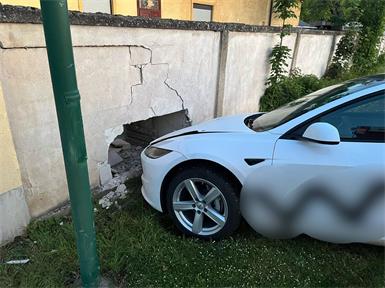Bei der Ortseinfahrt durchbrach das Auto eine Gartenmauer.
