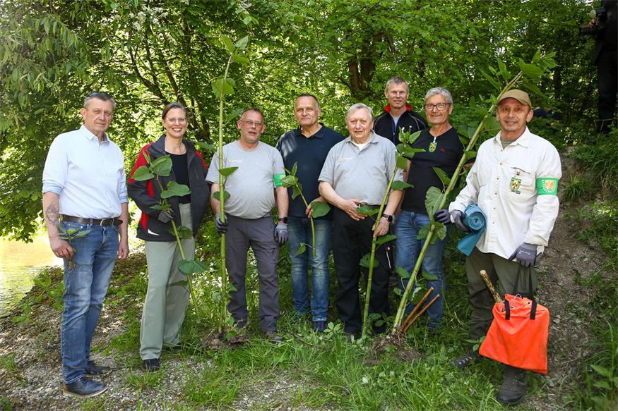 Bei der Pflegeaktion in Bruckneudorf: Vizebürgermeister Gerold Eder, Landeshauptmann-Stellvertreterin Anja Haider-Wallner, Bernhard Schütz, Leiter der Bezirksgruppe Neusiedl am See des Vereins Naturschutzorgane Burgenland, Bürgermeister Gerhard Dreiszker, Landesleiter Naturschutzorgane Burgenland Mag. Hermann Frühstück, Johann Steiner (Naturschutzorgan), Ernst Karner (Naturschutzorgan), Hans Peter Samwald (Naturschutzorgan)