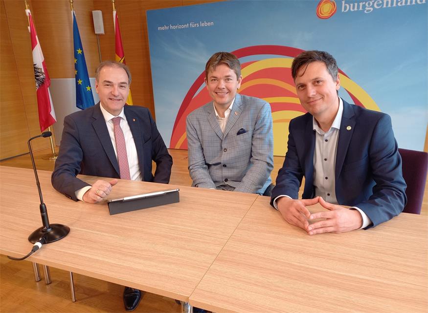 Bei der Präsentation des Gesetzes. Landesrat Leonhard Schneemann, ÖZIV-Burgenland-Präsident Hans-Jürgen Groß und Mario Zagler von "Rettet das Kind". 