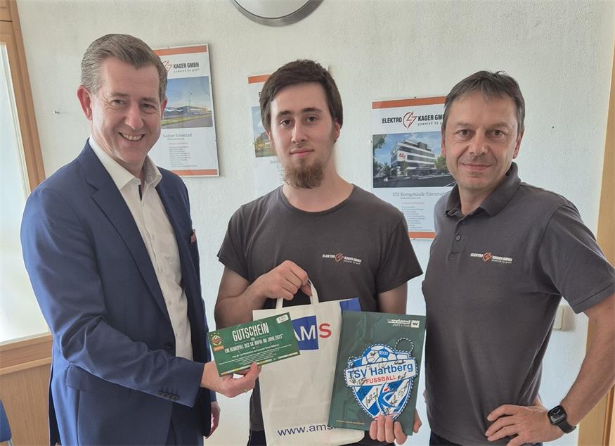 Bei der Preisverleihung. Christian Vlasich, Malik Vadaev und Günther Grafl.