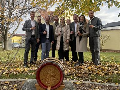 Bei der Raidinger Weintaufe 2025: Emmerich Hermann, Günter Freiberger, Bürgermeister Markus Landauer, Stefan Erhardt, Sabrina Erhardt, Emmerich Kienzl, Weinbauvereinsobmann Fritz Schumitsch, Sabrina Leser und Michael Wolf.