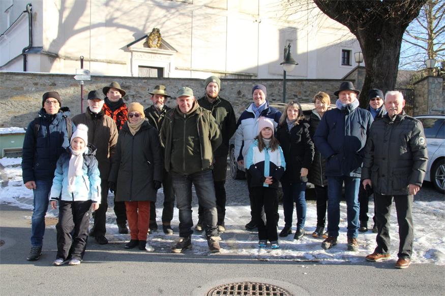 Bei der Rattersdorfer Kirche versammelten sich die Wanderer, um sich gemeinsam auf den Weg zur Hubertuskapelle zu machen.
