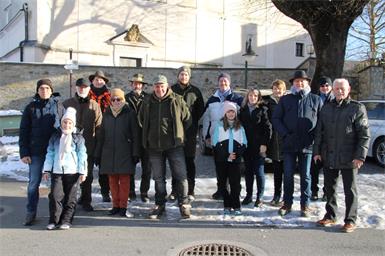 Bei der Rattersdorfer Kirche versammelten sich die Wanderer, um sich gemeinsam auf den Weg zur Hubertuskapelle zu machen.