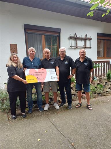 Bei der Scheckübergabe: Kassierin Monika Kuzmits, Mitarbeiter der Kinderkrebshilfe Erich Bezovich, Obmann Franz Schweiger, Stellvertreter, Felix Meszarich und Schriftführer Matthias Kuzmits.