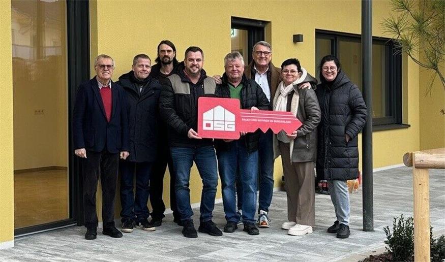 Bei der Schlüsselübergabe. Franz Drescher sen., Baumeister Frank Pfnier, Pflegedienstleiter Manuel Hirmann, Pflegezentren Drescher-Geschäftsführer Franz Drescher jun., OSG-Bauleiter Andreas Fressner, OSG-Obmann Alfred Kollar, Bereichsleiterin Claudia Kugler und Ingrid Drescher.