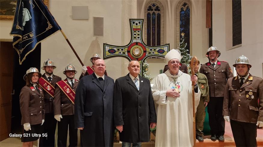 Bei der Segnung des Kreuzes im Eisenstädter Dom: Pfarrer Karl Opelka, Bürgermeister Gerhard Dreiszker, Bischof Ägidius Zsifkovics und Feuerwehr-Kommandant Hannes Kampel mit einer Abordnung der Bruckneudorfer Feuerwehr.