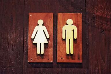 Bei der Toilette soll ein Kirtagsbesucher einer Frau aufs Gesäß gegriffen haben.