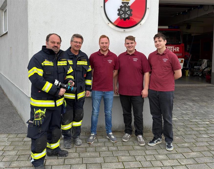 Bei der Übegabe waren Stellvertreter OBI Johann Gulnerits (l.), Verwalter Markus Gugler (2.v.l.), Burschenvater Julian Hofer (m.) Stellvertreter Rene Holzmann (2.v.r.) und Kassier David Trenker (r.).