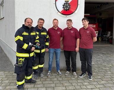 Bei der Übegabe waren Stellvertreter OBI Johann Gulnerits (l.), Verwalter Markus Gugler (2.v.l.), Burschenvater Julian Hofer (m.) Stellvertreter Rene Holzmann (2.v.r.) und Kassier David Trenker (r.).