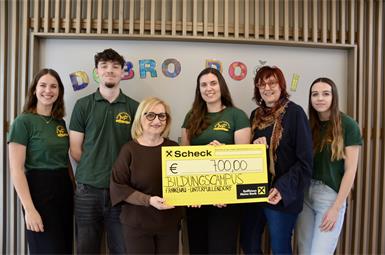 Bei der Übergabe. Yvonne Mileder, Maxi Windisch, Volksschul-Direktorin Renate Fazekas, Jugend-Obfrau Magdalena Satovich, Kindergarten- und Kinderkrippenleiterin Edith Reseterits und Natalia Kancz. 