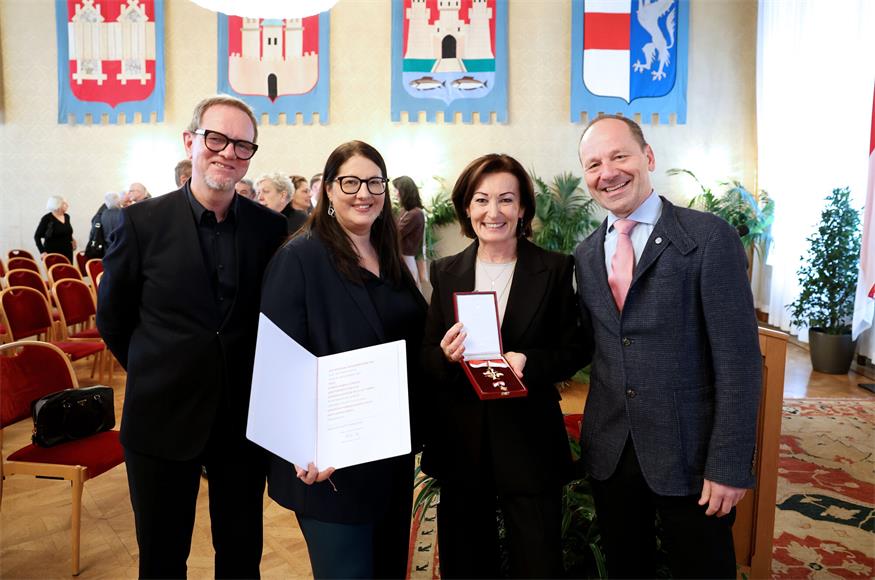 Bei der Überreichung des goldenen Verdienstzeichens des Landes Wien. Andreas Gerner, Gründer und CEO von GERNER GERNER PLUS., Kathrin Gaál, Vizebürgermeisterin und Landeshauptmann-Stellvertreterin, Preisträgerin Gerda Maria Gerner sowie Laudator Volker Dienst.