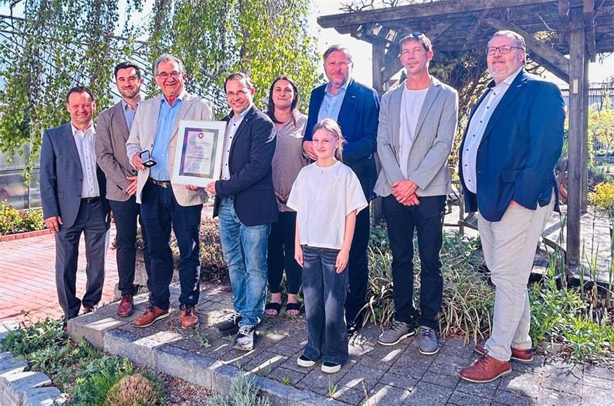Bei der Verleihung: Alfred Bieberle wurde von Wirtschaftskammerpräsident Andreas Wirth mit der „Goldenen Ehrenmedaille des Wirtschaftsbundes“ ausgezeichnet. Weiters im Bild: Wirtschaftsbund-Direktor Ulf Schneller, Wirtschaftskammer-Direktor Harald Schermann, Franz Perner (Geschäftsführer Fachgruppe Gastronomie der Wirtschaftskammer), die Kinder Dominik und Anika, die das Unternehmen bereits übernommen haben, Enkelkind Valentina und Michael Fischer. 