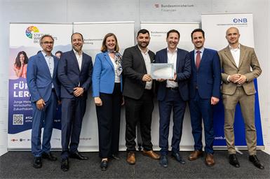Bei der Verleihung. Jürgen Neuwirth (Bildungsdirektion Burgenland), Matthias Reisinger (Stiftung für Wirtschaftsbildung), Finanz-Staatssekretärin Barbara Eibinger-Miedl, Lehrer Benjamin Skolik, Direktor Markus Neuhold, Bildungsminister Christoph Wiederkehr und Nationalbank-Direktor Josef Meichenitsch. 