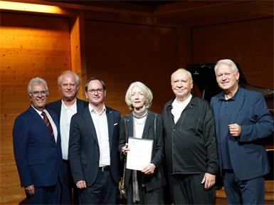 Bei der Verleihung der Ehrenmitgliedschaft an Nike Wagner im Lisztzentrum Raiding: Walter Burian, Johannes Kutrowatz, Markus Landauer, Nike Wagner, Boris Bloch und Eduard Kutrowatz.