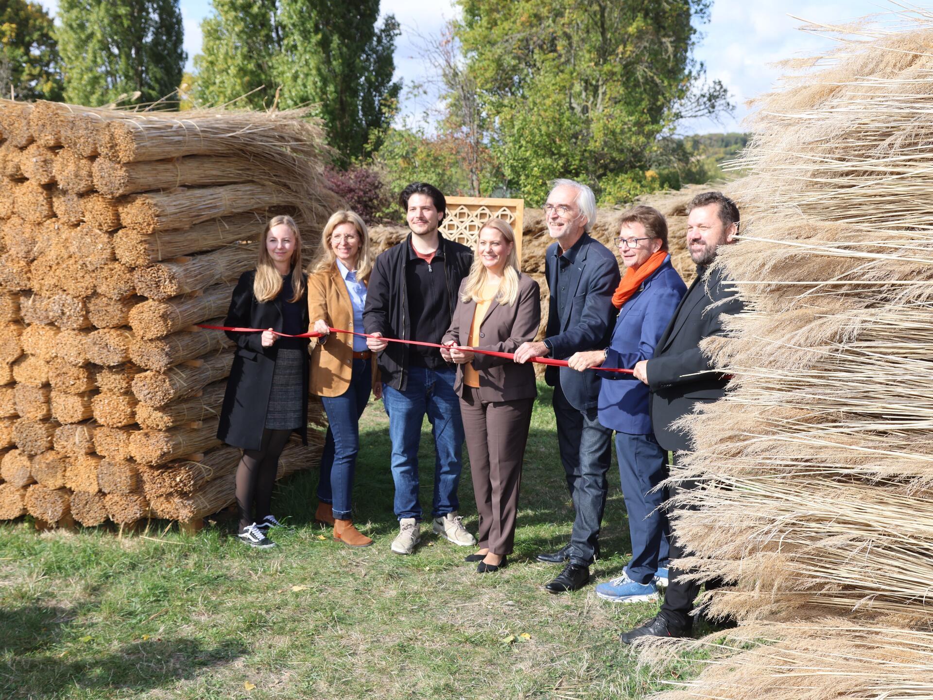 Bei der Vorstellung „Projekt Schilfraum – Bauen mit den Materialien des Neusiedler Sees“ : Britta Nader (Forschung TU Graz), Milena Stavric (Forschungsleiterin TU Graz), Matej Lukajic (Student, Designer des Pavillons, TU Graz), Landesrätin Daniela Winkler, Urs Hirschberg, Institutsleitung IAM (Institut für Architektur und Medien, TU Graz), Zeno Stanek (Freilichtmuseum Wander Bertoni), Martin Zloklikovits (Geschäftsführer Forschung Burgenland). 