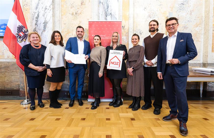 Bei der feierlichen Verleihung im Marmorsaal des Sozialministeriums. Bundesministerin für Soziales Korinna Schumann, Daniela Strobl, Pflegezentren Drescher-Geschäftsführer Franz Drescher, Natascha Berger, Sabine Zettl, Manuela Auer-Toth, Manuel Hirmann und Neutals Bürgermeister Erich Trummer.