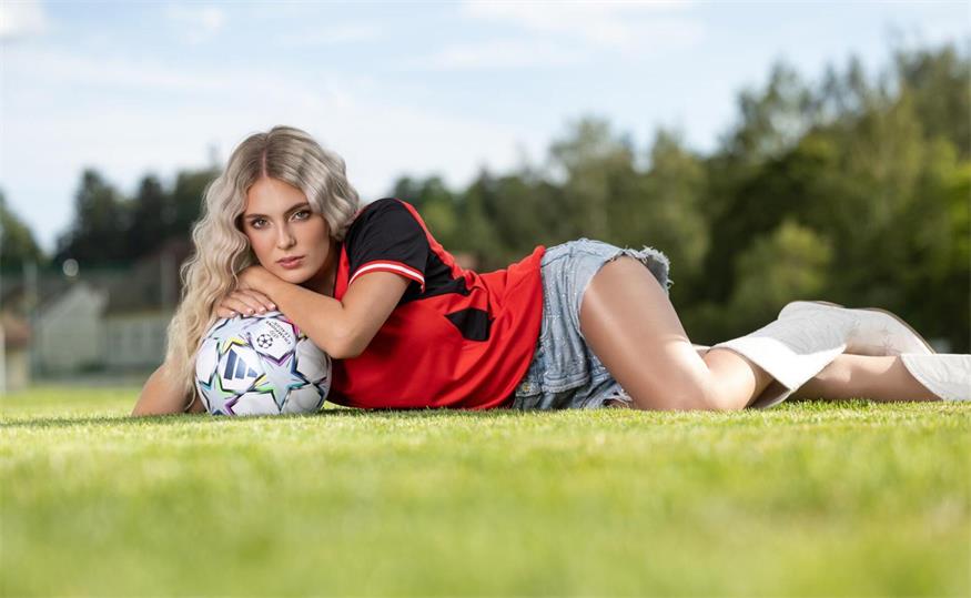 Bei der neuesten Veröffentlichung "Fußballer" singt Lisa über die Herausforderungen einer Beziehung mit einem Fußballer.