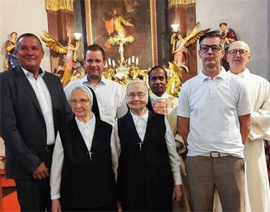 Bei einem Dankgottesdienst wurden Schwester Jacinta und Schwester Felicitas von der Pfarre mit Pfarrer Deiva Sakayaraj Sebasthikkannu und Diakon Stefan Guczogi sowie der Gemeinde, vertreten durch Bürgermeister Manfred Schmidt, Vizebürgermeister Stefan Guczogi und Gemeindevorstand Rene Baumgartner verabschiedet.