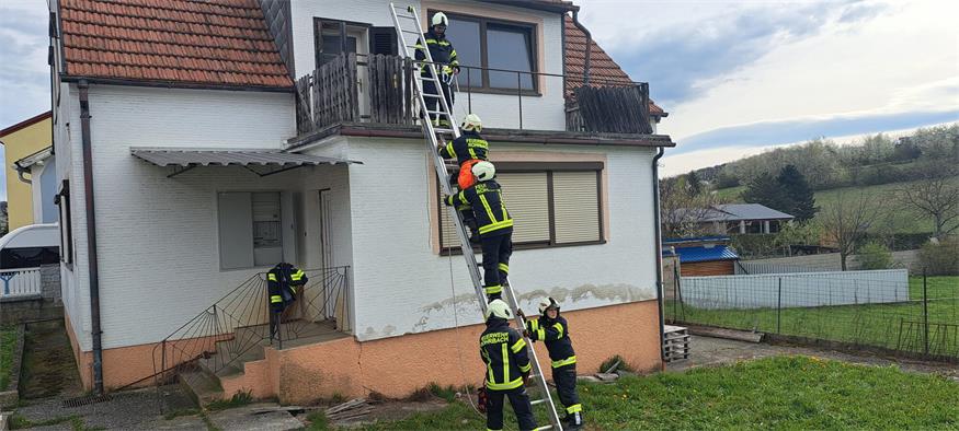 Bei einem Einfamilienhaus übten die Feuerwehrleute das Bergen von Personen.