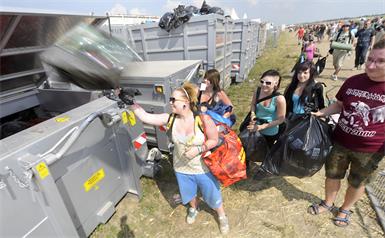 Bei einem Musikfestival fallt viel Müll an