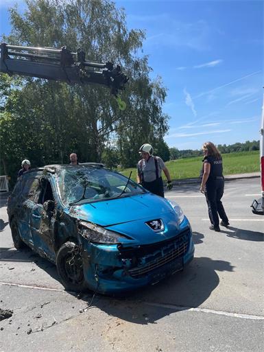 Bei einem Zusammenstoß zweier Fahrzeuge stürzte ein Pkw in die Strem.