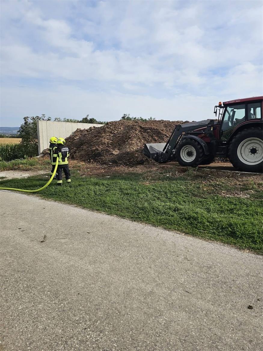 Bei einem landwirtschaftlichen Betrieb hatte ein Misthaufen zu brennen begonnen.
