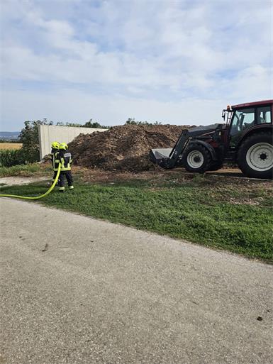 Bei einem landwirtschaftlichen Betrieb hatte ein Misthaufen zu brennen begonnen.