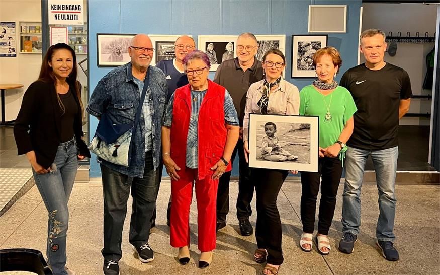 Bei einer Fotoausstellung in der KUGA. Rodica Zita-Würth, Peter Zeitler, Josef Schitkovits, Helene Wukovits, Nikolaus Baumgartner, Klara Jonas, Charlotte Weber und Roman Buzanich.