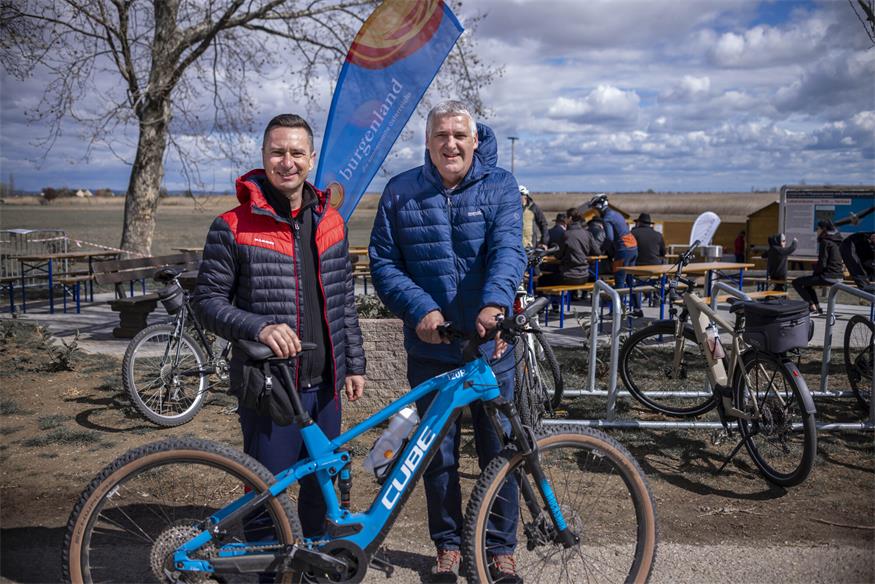 Bei einer Reise von Landtagspräsident Robert Hergovich und Rusts Bürgermeister Gerold Stagl nach Slowenien wurde die Idee für einen "Furmint Radweg" geboren. Im Bild: Hergovich und Stagl beim "Anradeln" in Rust.