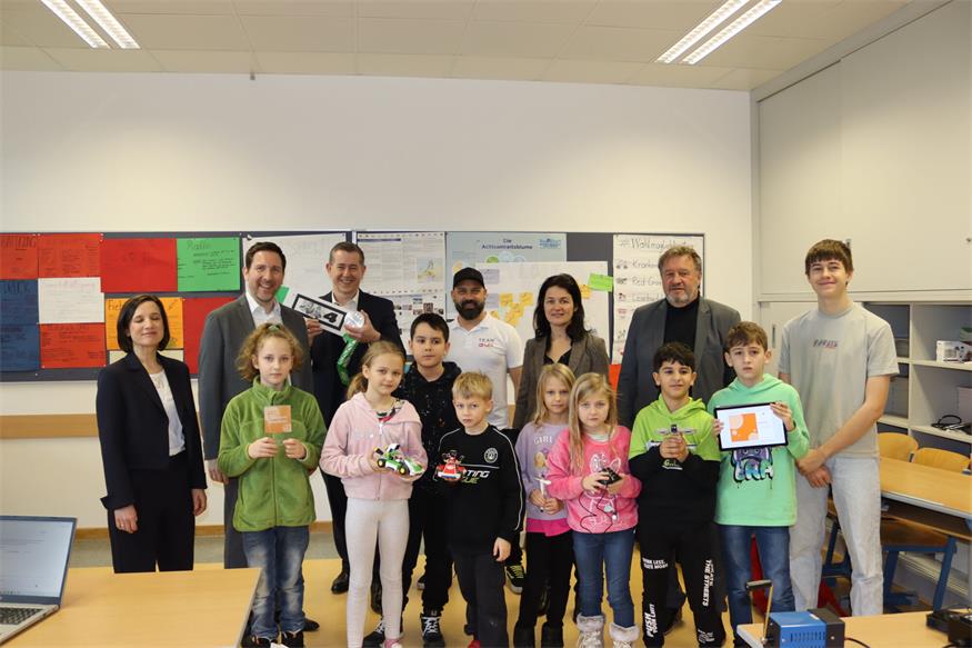 Bei einer Station. Anikö Benkö, Markus Neuhold, Christian Vlasich, Alexander Weber (BUZ), Christina Schlaffer und Alfred Lehner schauten am Freitag auch bei den Stationen vorbei. 