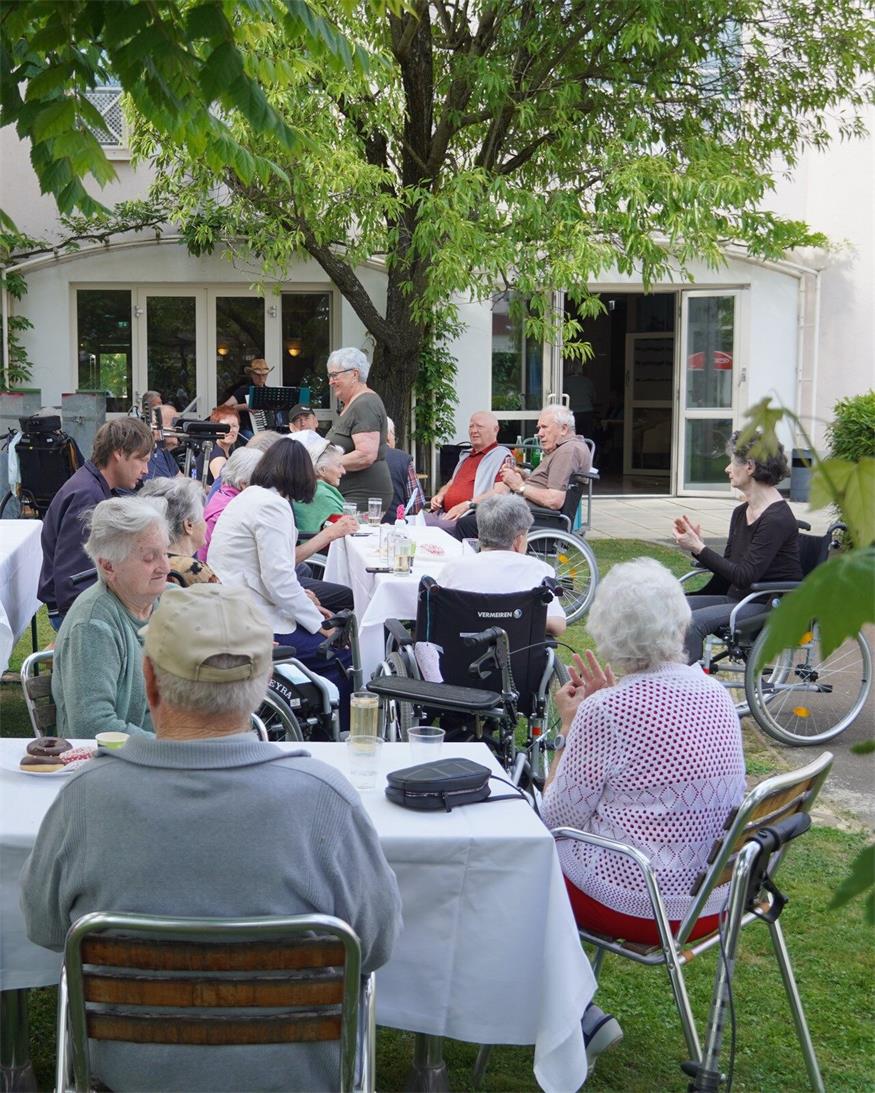 Bei kulinarischen Köstlichkeiten und Musik verbrachten die Bewohner:innen des Hauses einen frühsommerlichen Nachmittag im Beisein vieler Angehöriger. 